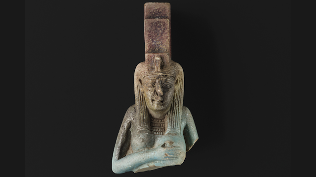 На территории Мелвилл-хауса была обнаружена глазурованная керамическая статуэтка, изображающая египетскую богиню Исиду, кормящую грудью своего сына Гора