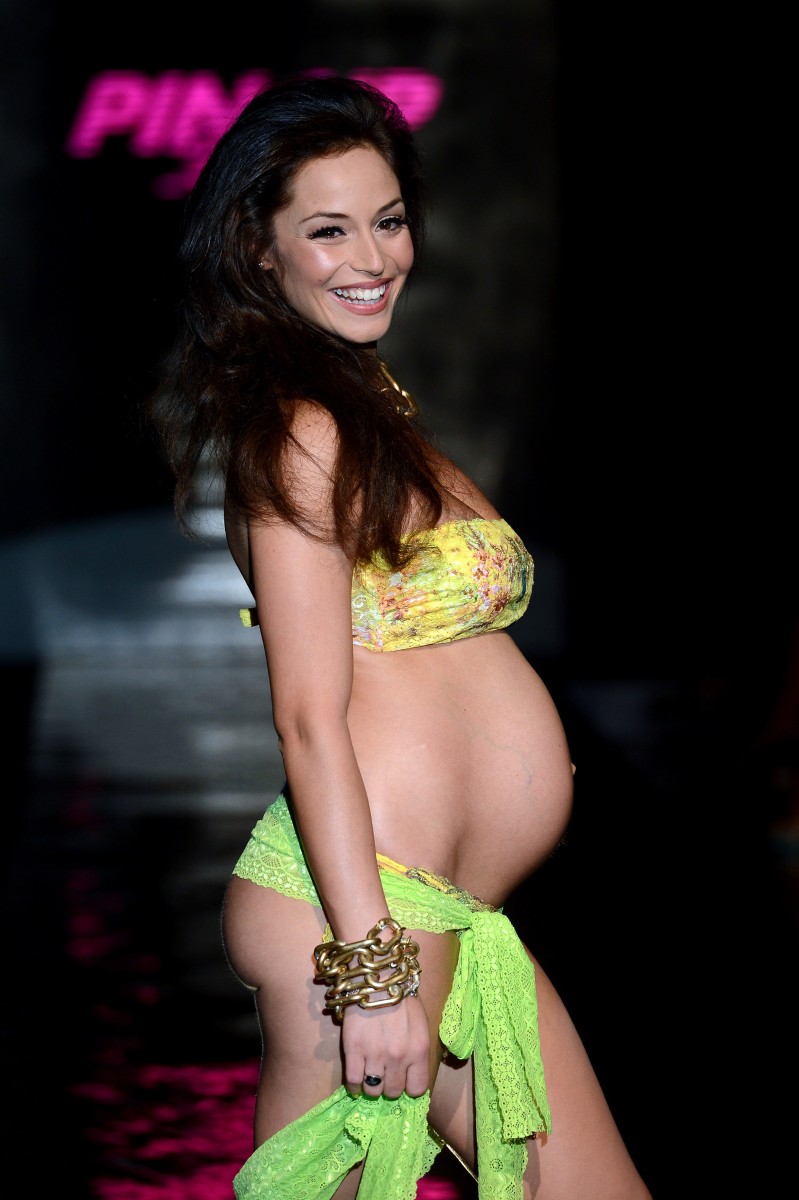 Raffaella-Fico-Sexy-Pregnant-Bikini-Pictures-On-The-Runway-In-Milan-10.jpg