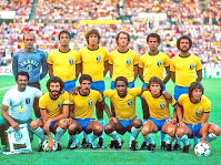 SELECCIÓN DE BRASIL. Temporada 1981-82. Waldir Peres, Leandro, Oscar, Falcão, Luizinho y Júnior. Nocaute Jack (masajista), Sócrates, Toninho Cerezo, Serginho Chulapa, Zico y Éder. SELECCIÓN DE BRASIL 4 SELECCIÓN DE NUEVA ZELANDA 0. Miércoles, 23/06/1982, 21 horas. Copa Mundial de Fútbol España 1982, fase de grupos, Grupo F, jornada 3. Sevilla, estadio Benito Villamarín: 43.000 espectadores. Árbitro: Damir Matovinovic. Seleccionadores: Brasil: Tele Santana; Nueva Zelanda: John Adshead. Goles: 1-0: 29’, Zico. 2-0: 31’, Zico. 3-0: 55’, Falcão. 4-0: 70’, Serginho Chulapa.