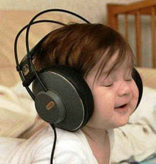 Foto gambar bayi lucu mendengarkan musik 18