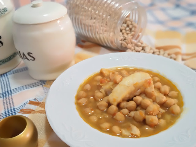 Guiso tradicional de garbanzos con bacalao