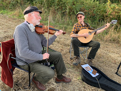 Mike O'Connor and Steve Hunt play tunes