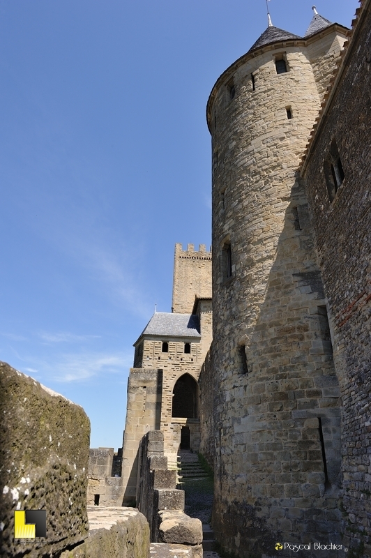 vers la porte de l'Aude Carcassonne photo pascal blachier