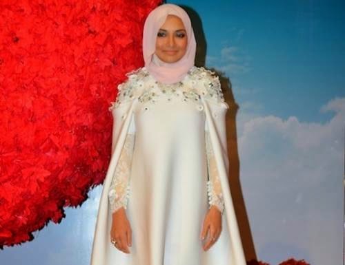 (FOTO) Respect!! Aksi Neelofa 'REJECT' SALAM TANGAN Lelaki 