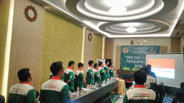 Peserta one day clinic pengupahan menyanyikan lagu kebangsaan RI 