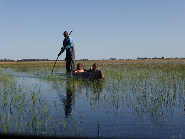 Niños en mokoro atravesando la laguna del Delta del Okawango