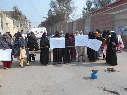 سوئی گیس کی بدترین بندش اور ہزاروں روپے کے گیس بل بھیجنے کیخلاف خواتین کا برتن اٹھا کراحتجاجی مظاہرہ 