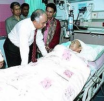 [nik_aziz_in_hospital_visited_by_najib_260704[1].jpg]