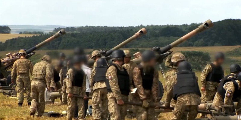 Британський телеканал показав, як україніці опановують 105-мм гаубиці і MLRS