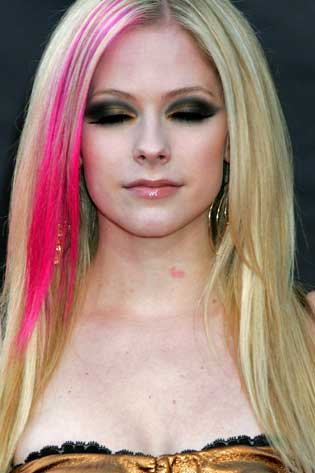 Pareceu uma bonequinha com esse make A Avril simplesmente adora uma 