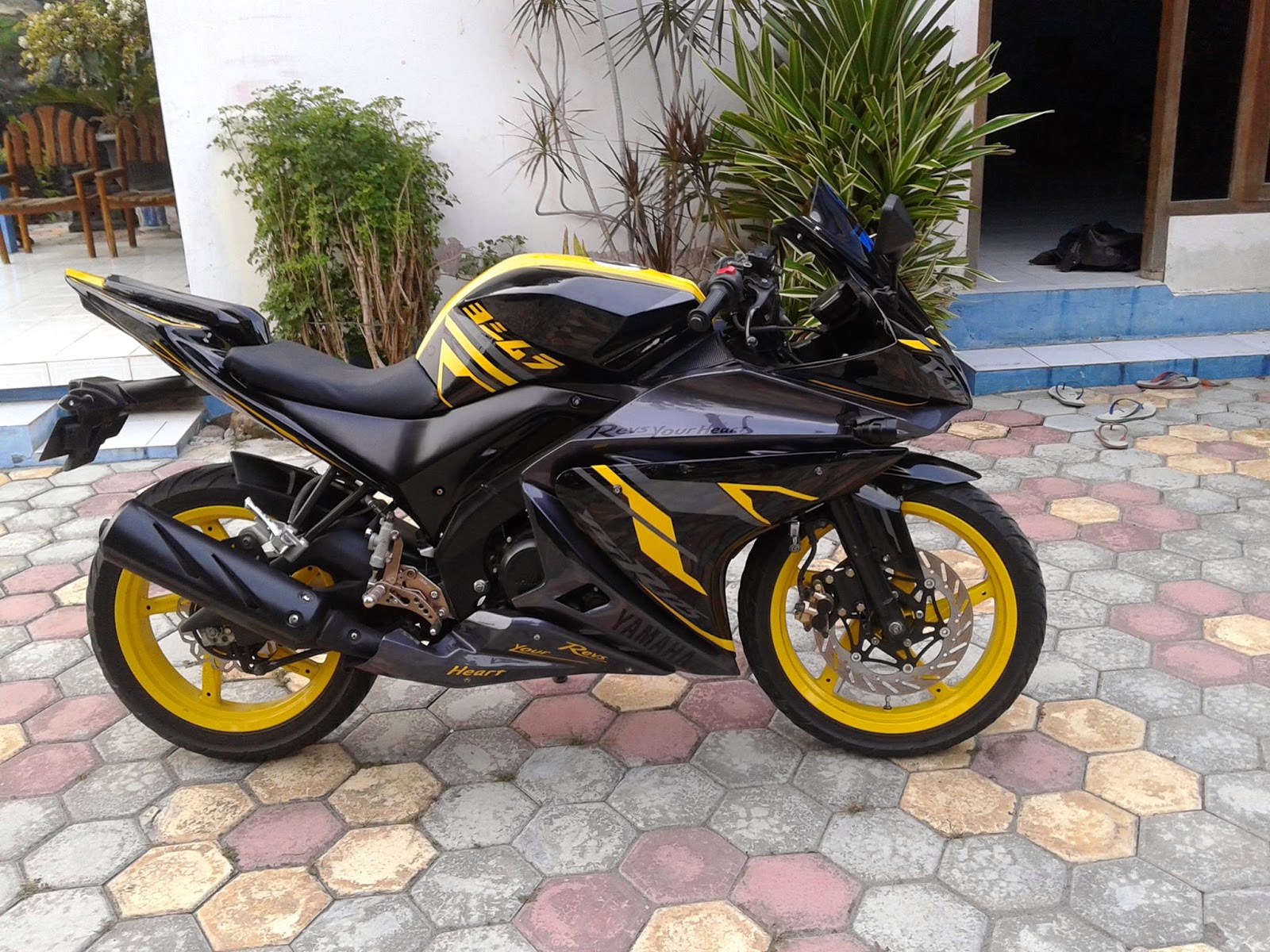 Foto Modifikasi Vixion Berbaju YZF R125 Keren Simple Acre