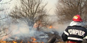 Lupta cu incendiile continuă în judeţ