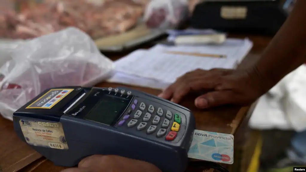 Para venezolanos, tarjetas de crédito que una vez fueron salvavidas ahora son "inútiles" por inflación