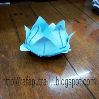 Origami bunga lotus biru
