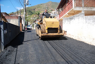  Começou o recapeamento da R. Ernani Benigno, no bairro de São Pedro. A via, que possui aproximadamente 200 metros de extensão, será toda asfaltada