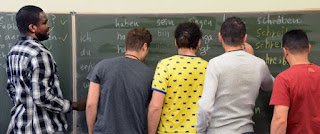 Беженцев в Германии направляют в школу