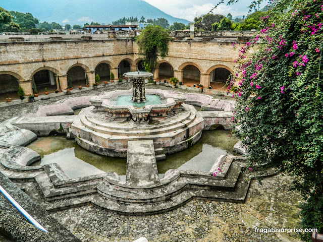 Fonte dos Peixes no Claustro do Convento de La Merced em Antigua Guatemala