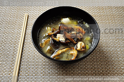 Sopa miso con shiitakes salteados