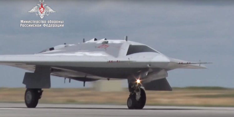 «Aόρατος κυνηγός» και υπερμαχητικό Su-57: Οι υπερσύγχρονοι, αόρατοι φρουροί της Ρωσίας - Βίντεο