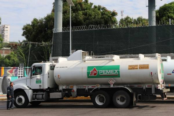 Pemex busca almacenar petróleo durante la crisis, que se prevé que sea larga