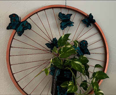 arranjo de plantas com roda de bike