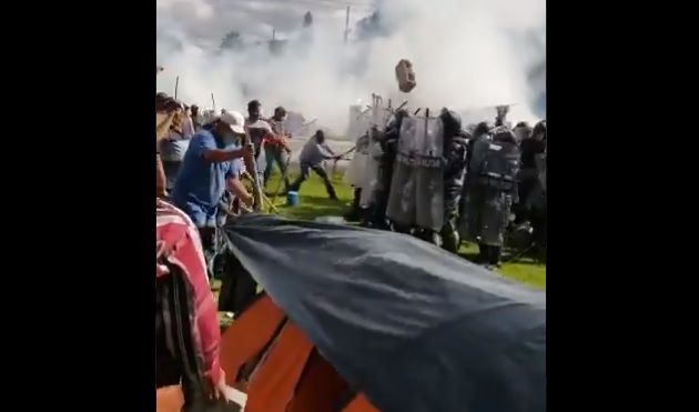 VIDEO.-  Campesinos en Chihuahua defienden el agua Mexicana que estaba siendo enviada E.U, obligan a Guardia Nacional tras enfrentarse a irse de presa, para detener las turbinas 