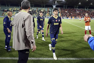 Partai final yang tak biasa tersaji di ajang Piala Super Turki pada pertandingan Fenerbahce vs Galatasaray. Fenerbahce memilih meninggalkan lapangan sebelum laga tuntas.