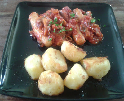 Slow cooked sausage with chilli, mushroom, tomato, parsley & garlic with Roast potatoes