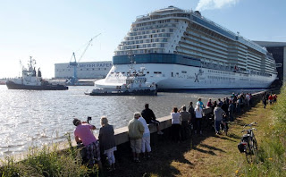 BEBERAPA orang menyaksikan kapal Celebrity Reflection di dermaga Meyer di Papenburg, Jerman semalam.