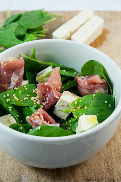 Insalata con spinacini, prosciutto crudo e tofu