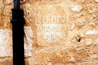 Lápida con inscripcion romana en una fachada junto al lagar de Francisco Bermeo