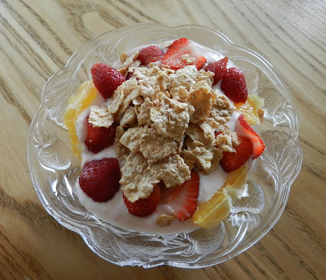 Yogur con fresas y naranja