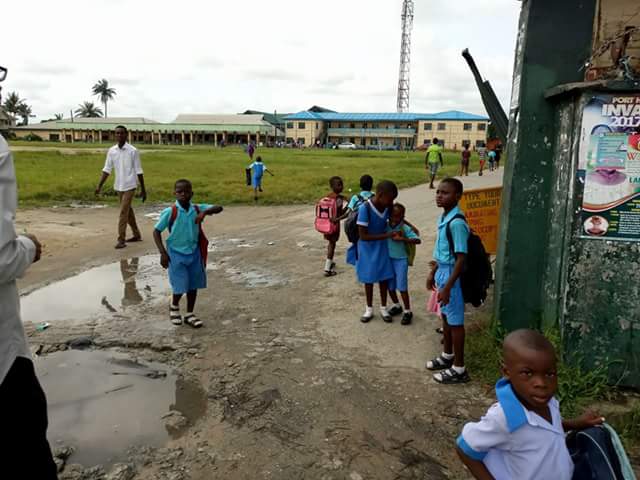 Photos: Commotion in Port Harcourt as students, pupils flee, parents withdraw children after rumours spread that soldiers are injecting monkey pox virus