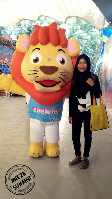 Chewies Pahat Nama dalam Malaysia Book Of Records di Sunway Lagoon