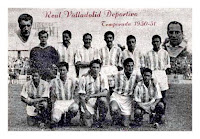 REAL VALLADOLID DEPORTIVO. Temporada 1950-51. Saso, Lesmes I, Babot, Lesmes II, Ortega y Lasala. Pepín, Aldecoa, Munné, Coque, Ara. REAL VALLADOLID DEPORTIVO 4 SEVILLA C. F. 1. Domingo 17/09/1950. Campeonato de Liga de 1ª División, jornada 2. Valladolid, estadio Municipal José Zorrilla.