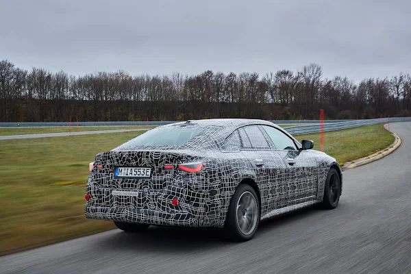 BMW i4 sedan elétrico tem vídeo de teste dinâmico revelado