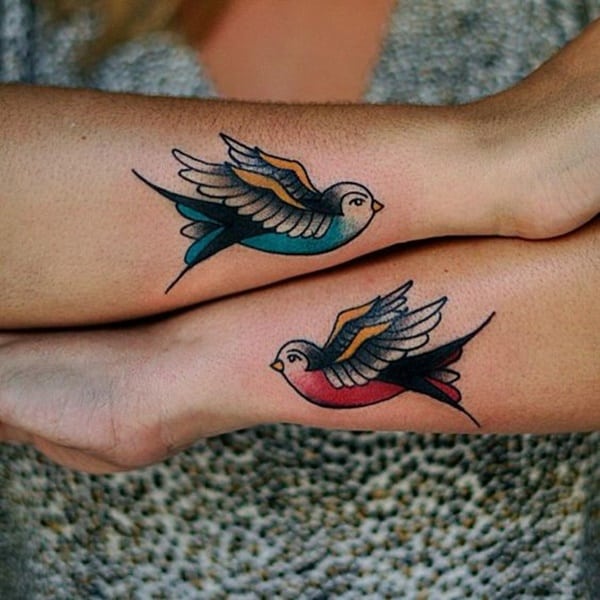 tatuagens de andorinhas para as mulheres