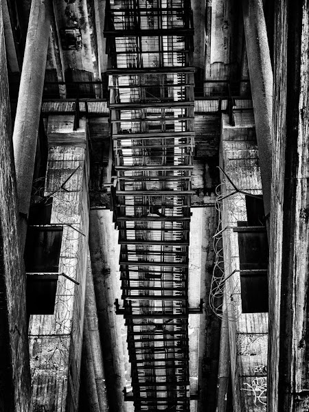 Молитовский мост снизу - черно-белая фотография