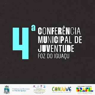 A cidade de Foz do Iguaçu está em plena mobilização para a IV Conferência Municipal de Juventude, um evento que promete ser um marco na discussão das questões que afetam os jovens da região. Com o tema “Reconstruir no Presente, Construir no Futuro: Desenvolvimento, Direitos, Participação e Bem Viver”, a conferência está alinhada com a programação da Conferência Nacional da Juventude (CONJUVE) e representa um momento crucial para os jovens da cidade.  O processo de preparação para a conferência começou com as pré-conferências, que tiveram início no dia 18 de setembro, na Fundação Cultural, representando os jovens da região centro/oeste de Foz do Iguaçu. Nos próximos dias, as regiões sul, leste e norte também terão suas pré-conferências, envolvendo jovens em debates e discussões sobre temas essenciais para o seu futuro.  Para garantir a representatividade de todas as regiões da cidade, outras três pré-conferências estão programadas para este mês. No dia 20/09, a região leste realizará sua pré-conferência na Associação Fraternidade Aliança (AFA) às 19h. A região sul terá seu encontro no dia 22/09, às 14h, no Teatro Barracão. Em seguida, no dia 23/09, o auditório da Unioeste será o local da pré-conferência, com início às 13h. E, encerrando este ciclo de pré-conferências, a região norte se reunirá no dia 27/09, às 19h, na Associação de Moradores dos Três Bandeiras.  As pré-conferências, que abordam eixos temáticos como cidadania, educação, diversidade, saúde, cultura, esporte, meio ambiente, mobilidade e justiça, servem como uma plataforma para a formulação de propostas debatidas e levadas à IV Conferência Municipal. Além disso, esses encontros são vitais para a eleição dos delegados que representarão a cidade nas instâncias estadual e federal, garantindo que as preocupações específicas da região de fronteira sejam ouvidas ao nível mais amplo.  A IV Conferência Municipal de Juventude está programada para o dia 30 de setembro, com local e horário a serem anunciados em breve. Este evento promete ser um espaço onde os jovens de Foz do Iguaçu poderão dar voz às suas aspirações, contribuindo para moldar o futuro da cidade de acordo com suas necessidades e desejos. O tema “Reconstruir no Presente, Construir no Futuro” reflete a visão coletiva de uma juventude engajada em criar um amanhã mais promissor para todos.  Estas reuniões são fundamentais para os jovens poderem contribuir com propostas e eleger delegados que representarão suas preocupações nas instâncias estadual e federal, considerando as particularidades da região de fronteira. O futuro da juventude de Foz do Iguaçu está sendo moldado em um processo democrático e participativo, com a visão de “Reconstruir no presente, Construir no Futuro” como guia para a transformação que almejamos para nossa cidade.