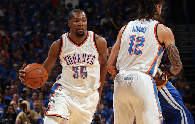 Kevin Durant et Steven Adams (Oklahoma City Thunder) lors du game 3 de la finale de la conférence Ouest des playoffs 2016 NBA.