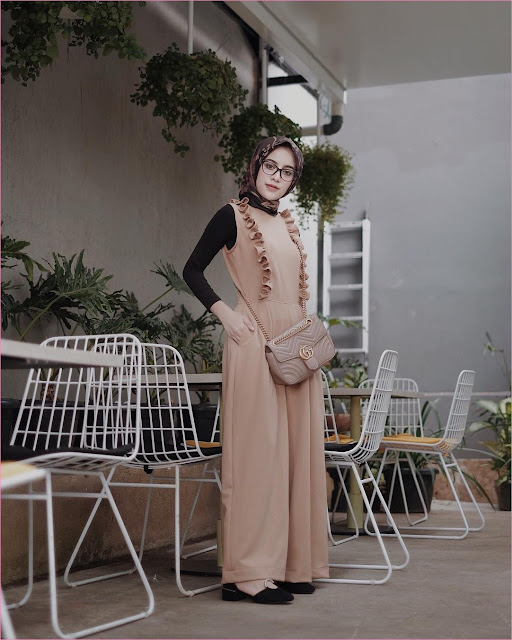  Kumpulan model dan gaya outfit Jumpsuit Berhijab yang sering dikenakan oleh Selebgram di  17 Gaya Outfit Baju Jumpsuit Berhijab Ala Selebgram 2018