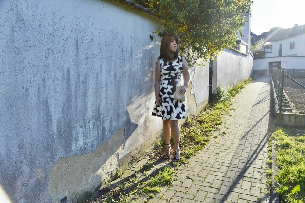 Outfit Scuba-Kleid mit Schmetterlingen und High Heel Sandalen Fashion Blogger Annie K. Annies Beauty House
