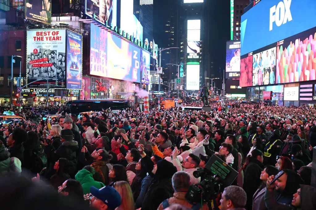 Shakira Dazzles 40,000 Fans with a Spectacular Show in Times Square