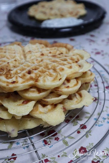 herzhafte Waffeln mit Kräuter Dip