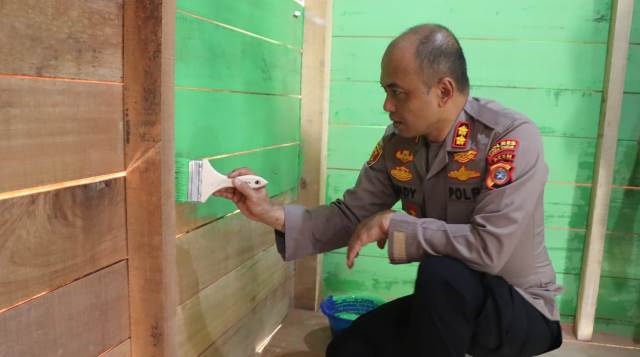 Dimotori Kapolres Aceh Timur, TNI - Polri dan Warga Gotong Royong Bersama di Dayah Abu Keude Dua