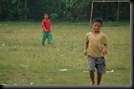 Anak kecil Main Sepakbola (2)