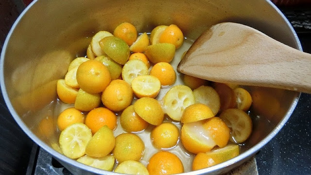 鍋に砂糖、酢、水、金柑を入れて味を馴染ませる