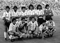 SELECCIÓN DE ARGENTINA. Temporada 1981-82. Pasarella, Olguin, xxx, Kempes, Tarantini, Fillol. Gallego, Ardiles, Calderón, Maradona y Bertoni. SELECCIÓN DE ARGENTINA 2 SELECCIÓN DE EL SALVADOR 0. 23/06/1982. XII Copa del Mundo de  Fútbol, España 1982, 1ª ronda, Grupo C, 3ª jornada. Alicante, España, estadio José Rico Pérez. GOLES: 1-0: 22’, Daniel Passarella, de penalti. 2-0: 54’, Daniel Bertoni.