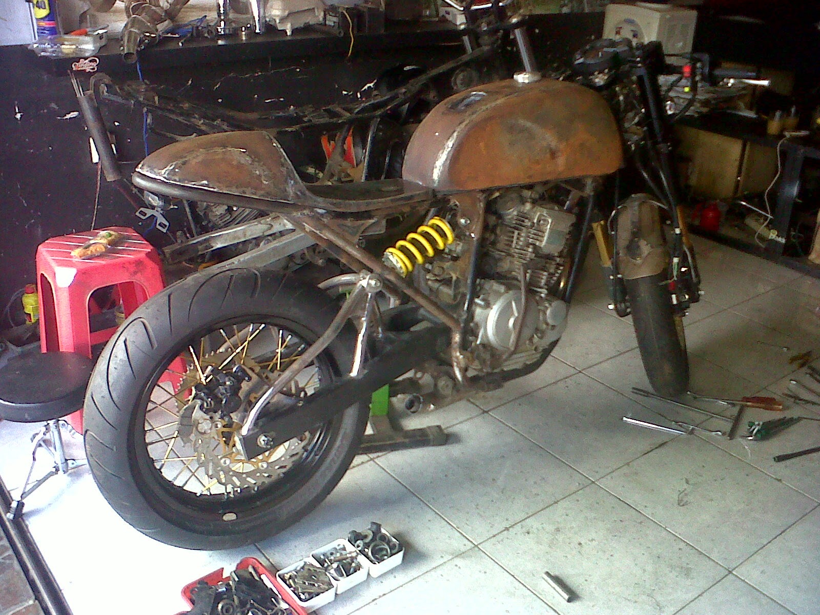 GLINDING KUSTOM YAMAHA SCORPIO CAFE RACER