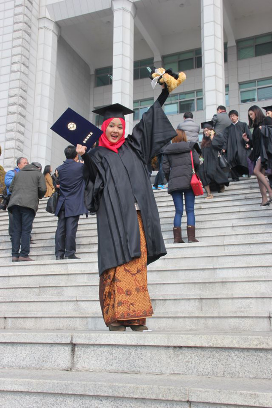 Foto Blogger Farah Lee dan Ally Iskandar Hari Jubah Inha University, Korea Selatan